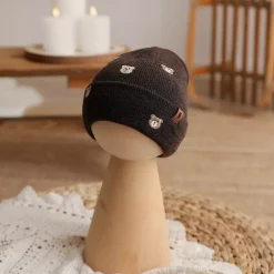Czapka Haftowany Miś z Wełny Merino | Czekoladowa