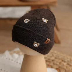 Czapka Haftowany Miś z Wełny Merino | Czekoladowa