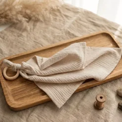 Gryzak Drewniany Z Pieluszką Muślinową – Naturalny gryzak dla niemowląt | Beżowy