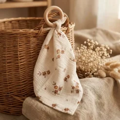 Gryzak Drewniany Z Pieluszką Muślinową – Naturalny gryzak dla niemowląt | Little Brown Flowers