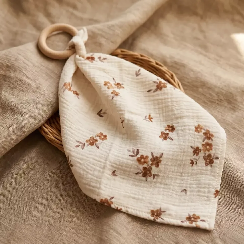 Gryzak Drewniany Z Pieluszką Muślinową – Naturalny gryzak dla niemowląt | Little Brown Flowers