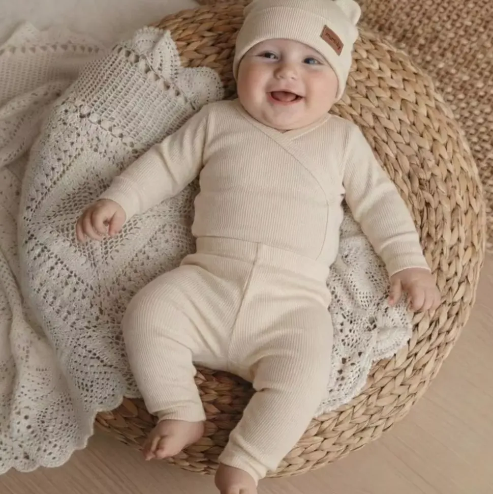 Komplet Niemowlęcy 3 elementy Body + Spodenki + Czapeczka | Kremowy