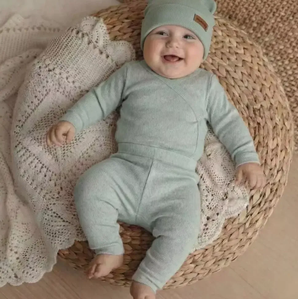 Komplet Niemowlęcy 3 elementy Body + Spodenki + Czapeczka | Zielony